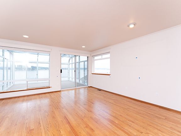 3rd image of 10358 Riviera Pl NE