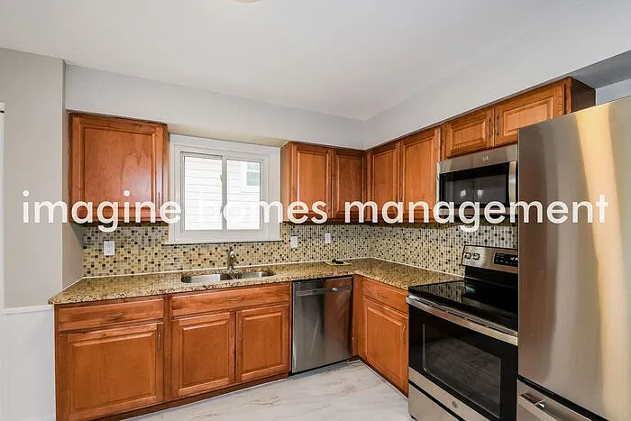 3 bed, 1.0 bath, 1014 sqft, $1,960 — Photo 4