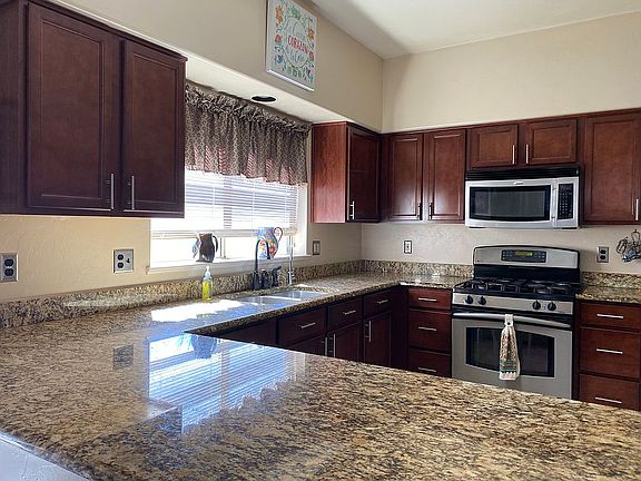 3rd image of 951 W Graythorn Pl