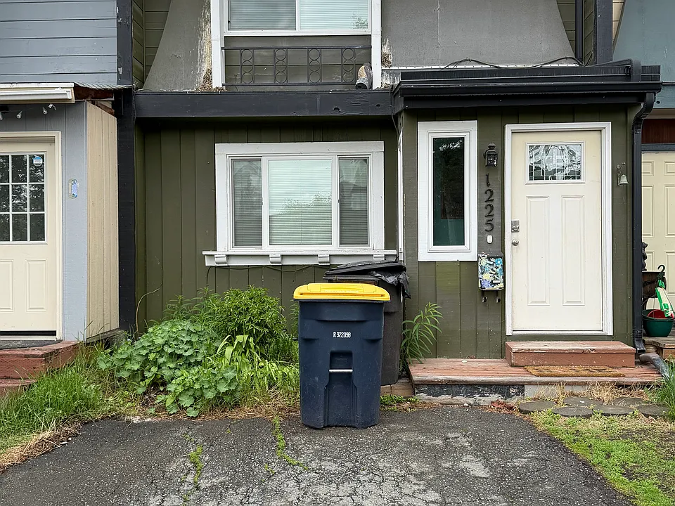 1225 Elegante Ln