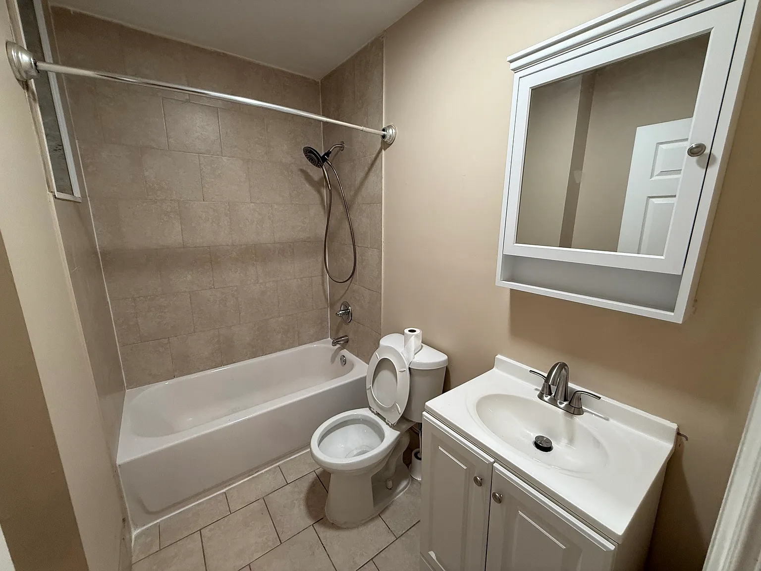 3 bed, 1200 sqft, $2,100 — Photo 2