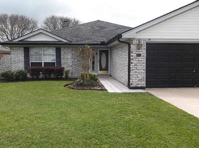 1st image of 319 Castle Dr