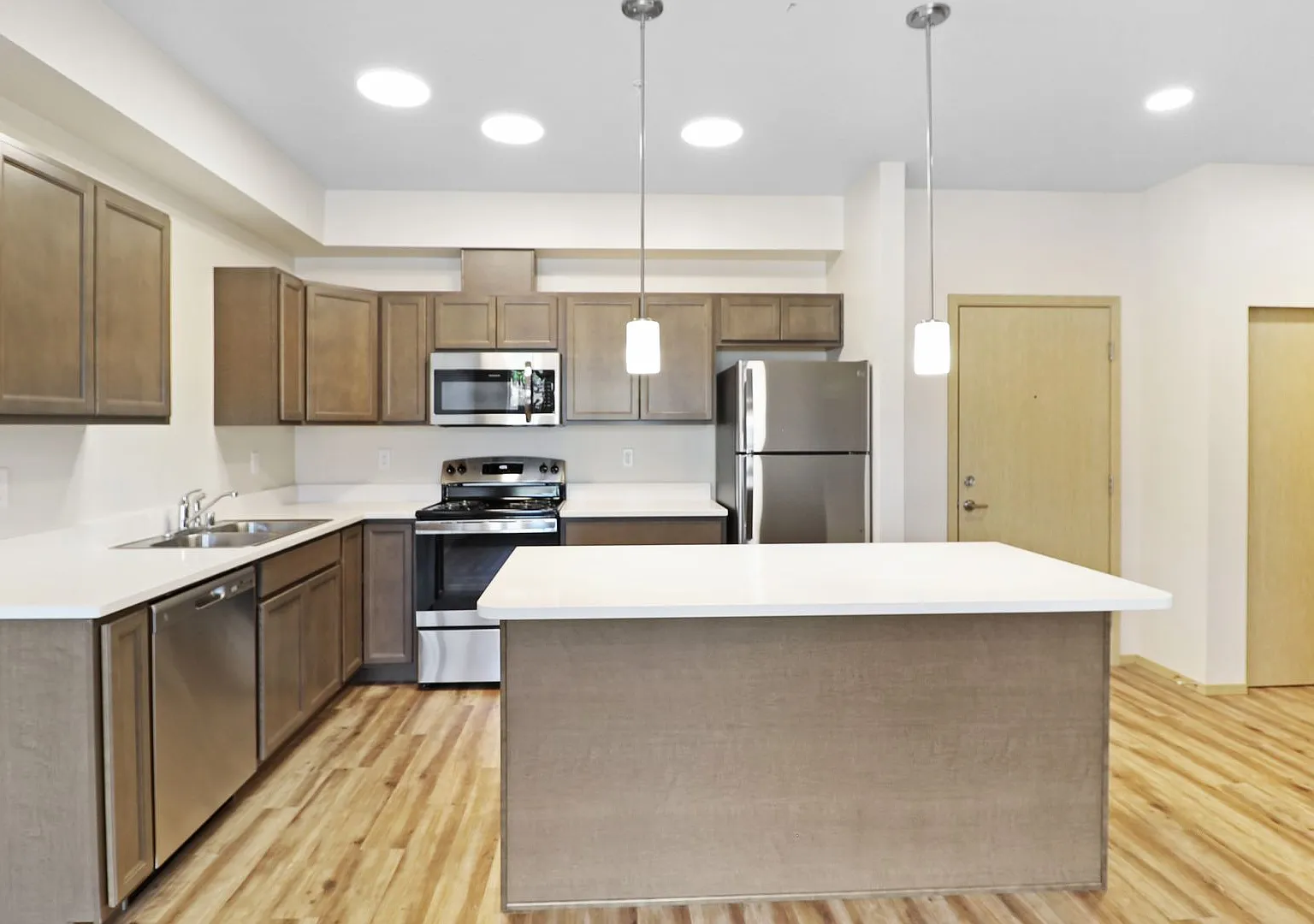 2 Bed 1 Bath - Downtown Location - NAS Whidbey — Photo 2