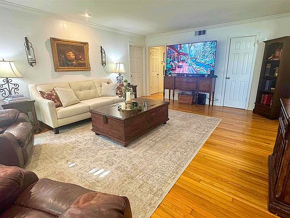 2nd image of 2511 Greenway Dr