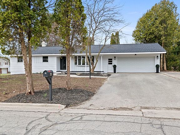 5th image of 109 N 17th Dr