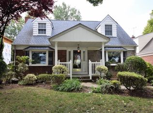 5 Leslie Ln, New Hyde Park, NY 11040