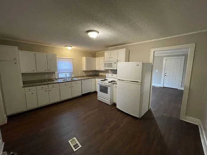 3 bed, 2.0 bath, 948 sqft, $1,295 — Photo 1