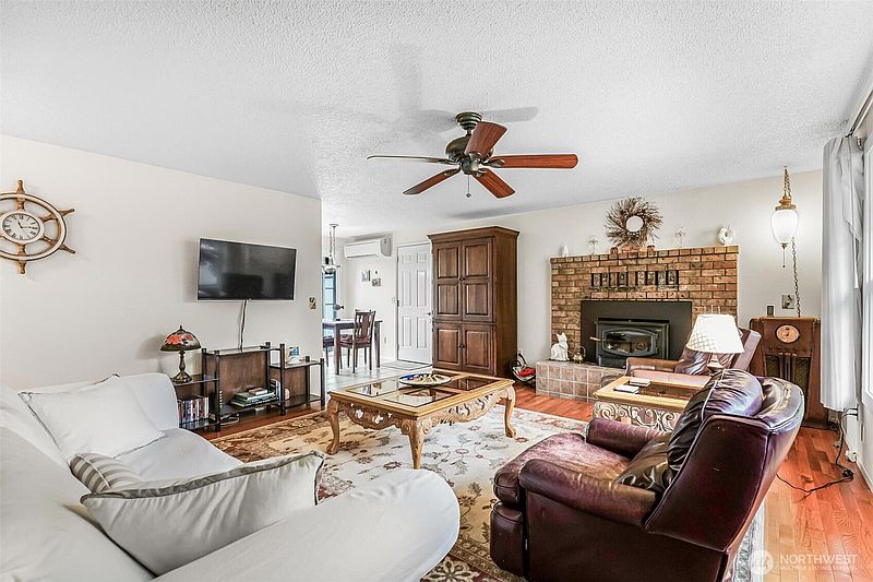 2nd image of 835 Livingston Bay Shore Drive