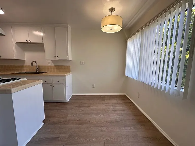 1219 Barry Ave #3 — Photo 3
