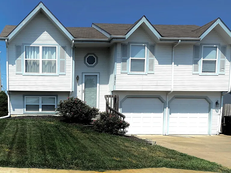 1711 SW Valley View Ct — Photo 1