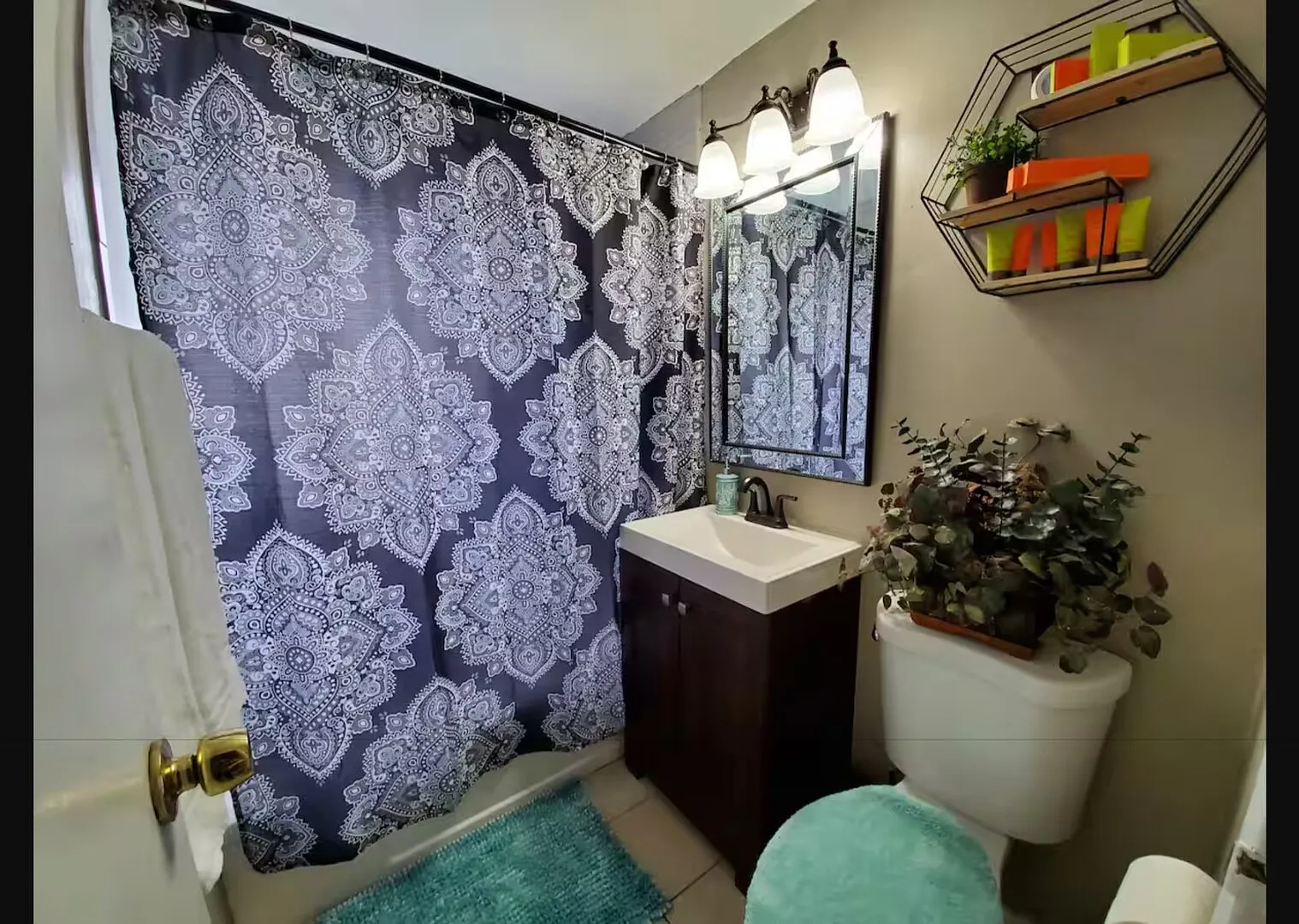 The Park Plaza: Large 2 bedroom Upstairs Apartment with Secured Parkin — Photo 4