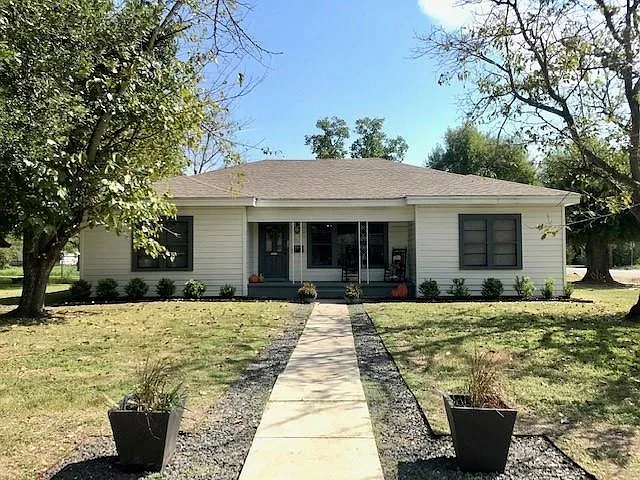 4 bed, 2.0 bath, 1734 sqft, $2,000 — Photo 1