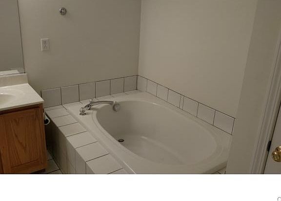 MBR bath w/ soaker tub.