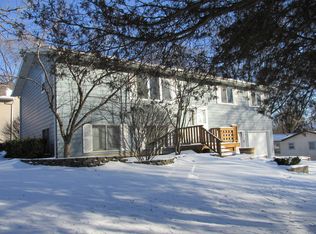 3104 Spruce Ter, Island Lake, IL 60042