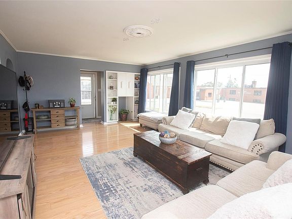 4th image of 147 E Lorena Ave