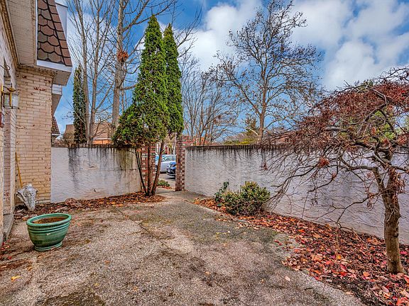 4th image of 2863 S Chateau Cres