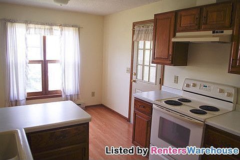 3rd image of 739 Larpenteur Ave E APT E