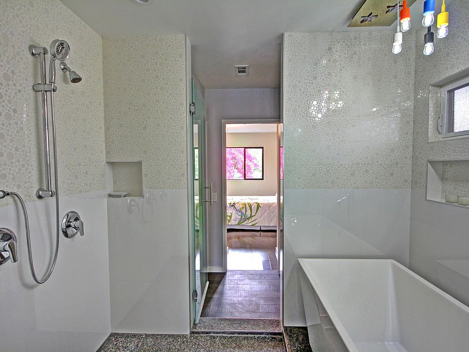1st image of 425 Cliff Dr