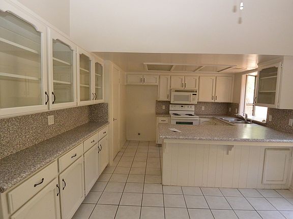 4th image of 2422 E Tulare Ave