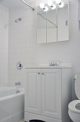 3rd image of 211 E 53rd St APT 12A