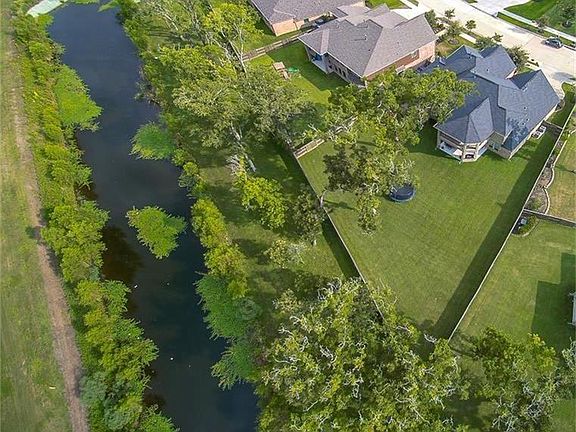 3rd image of 38 Adrianna Path Dr
