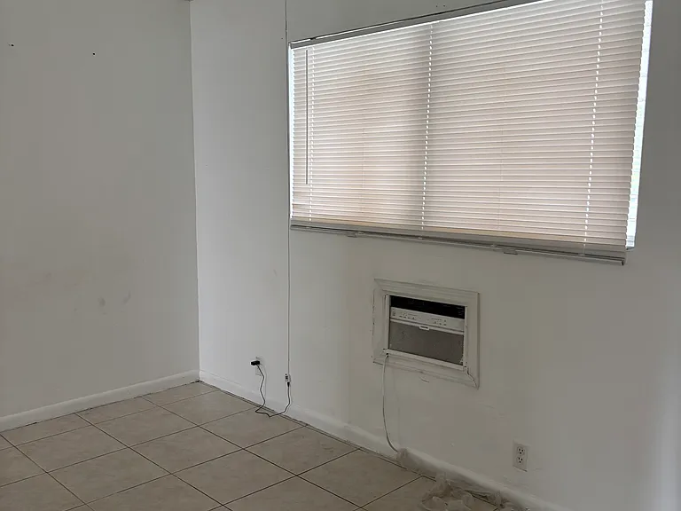1251 W River Dr #7 — Photo 6