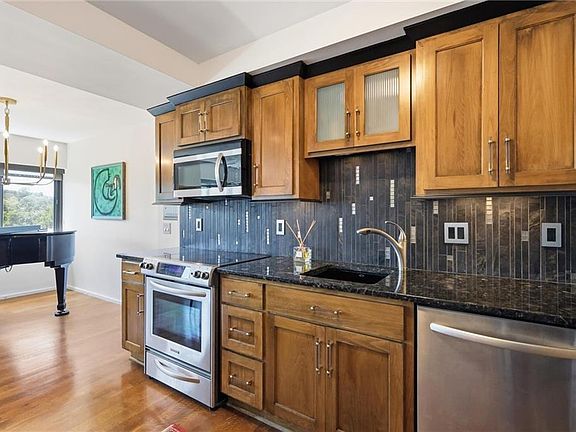 4th image of 803 W 48th St APT 605