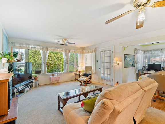 4th image of 541 Hartnell Ave