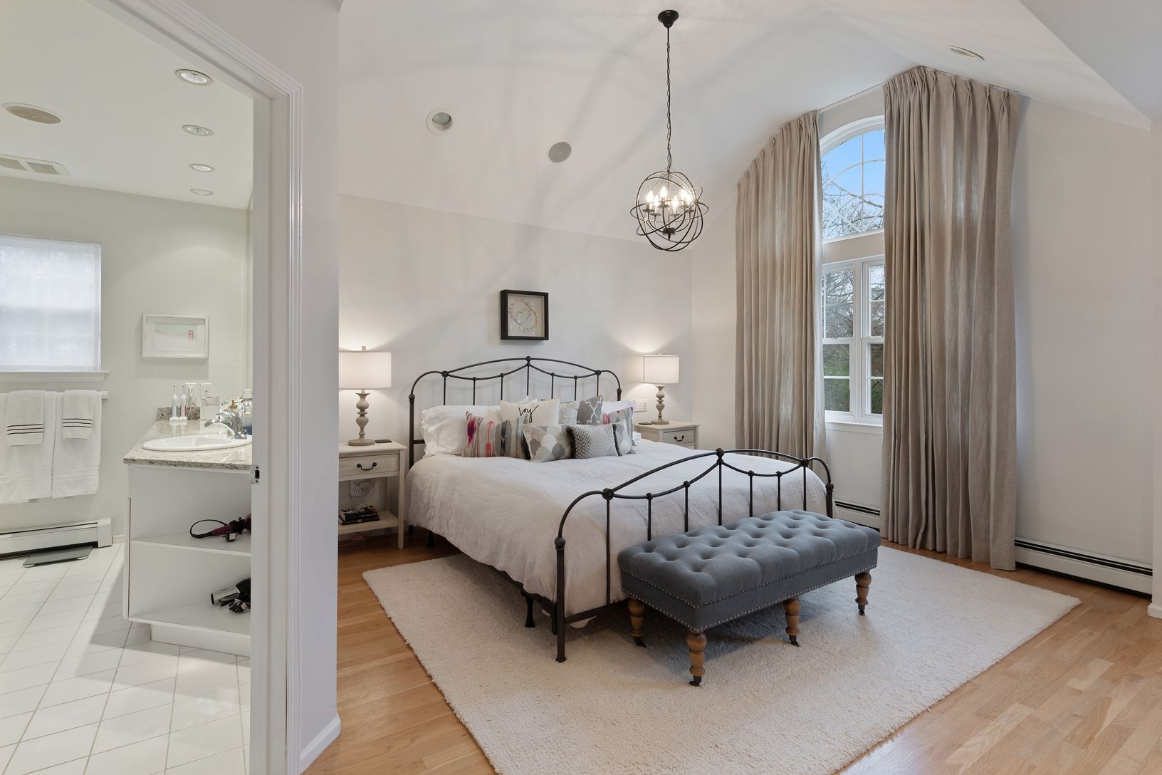  MASTER BEDROOM ENSUITE