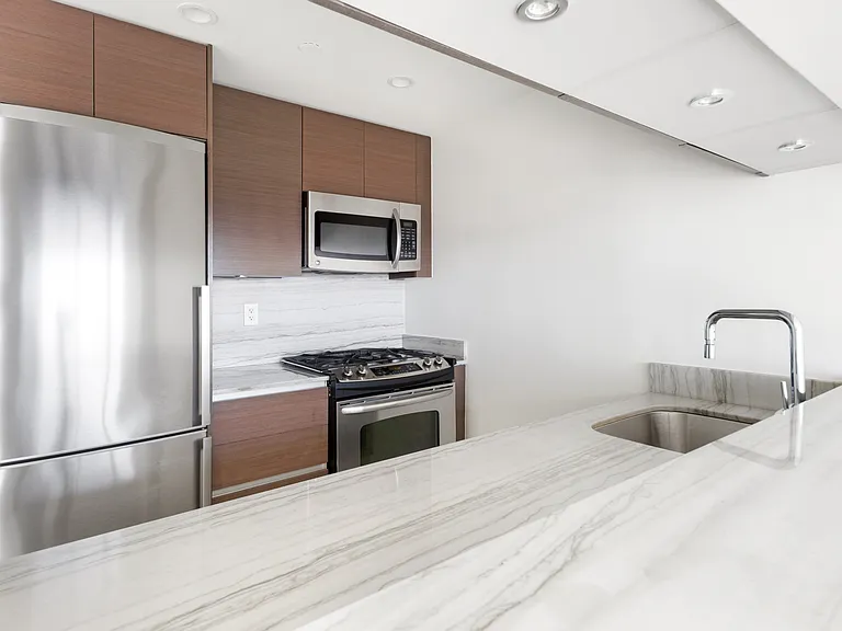 315 W 33rd St — Photo 26