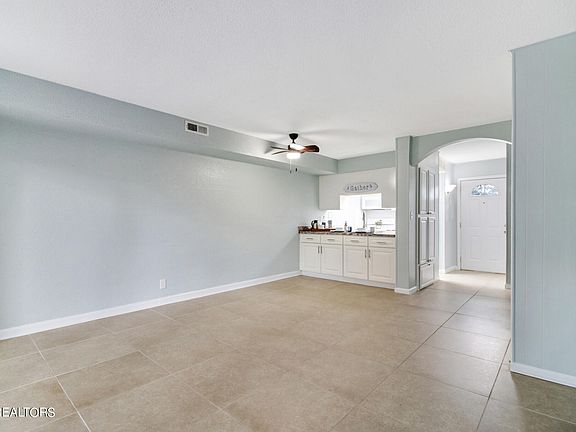 5th image of 10 Wilshire Heights Dr