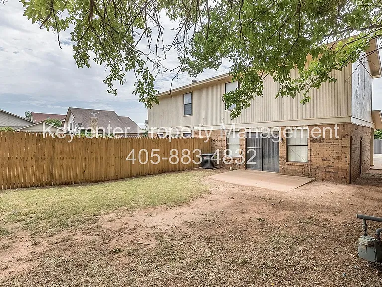9016-9020 N Rockwell Dr — Photo 3