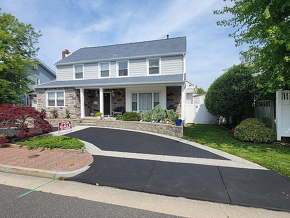 3rd image of 7903 Lagoon Dr