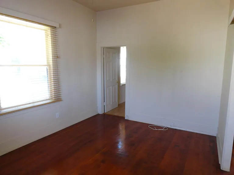 858 21st St — Photo 3