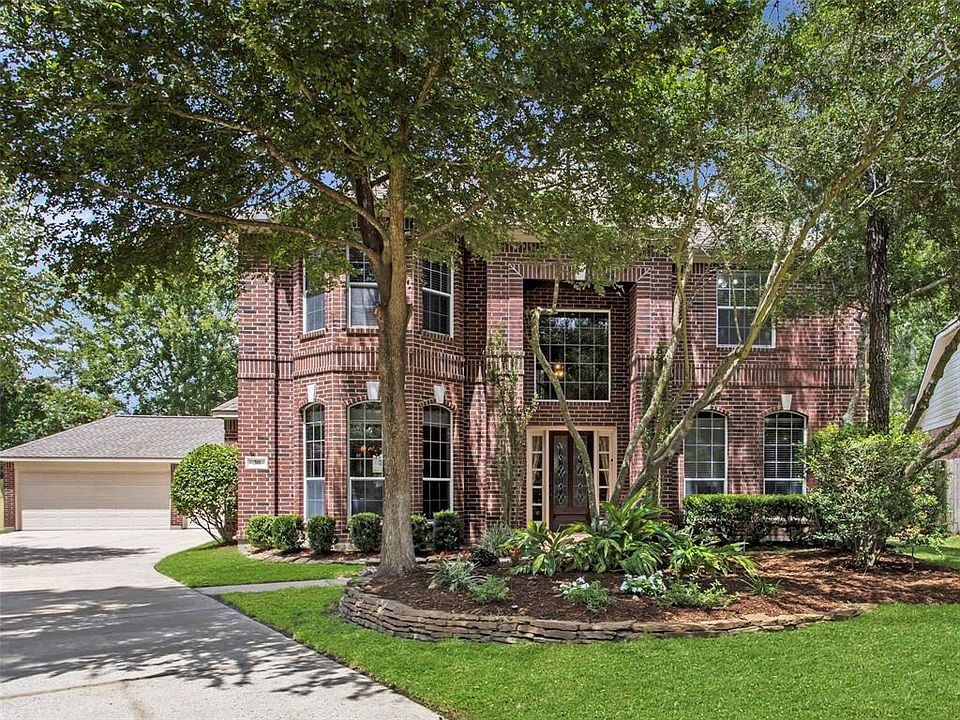 This beautiful homes sits on a cul-de-sac lot in a small court, with easy access to the neighborhood park and the Woodlands pathway system.
