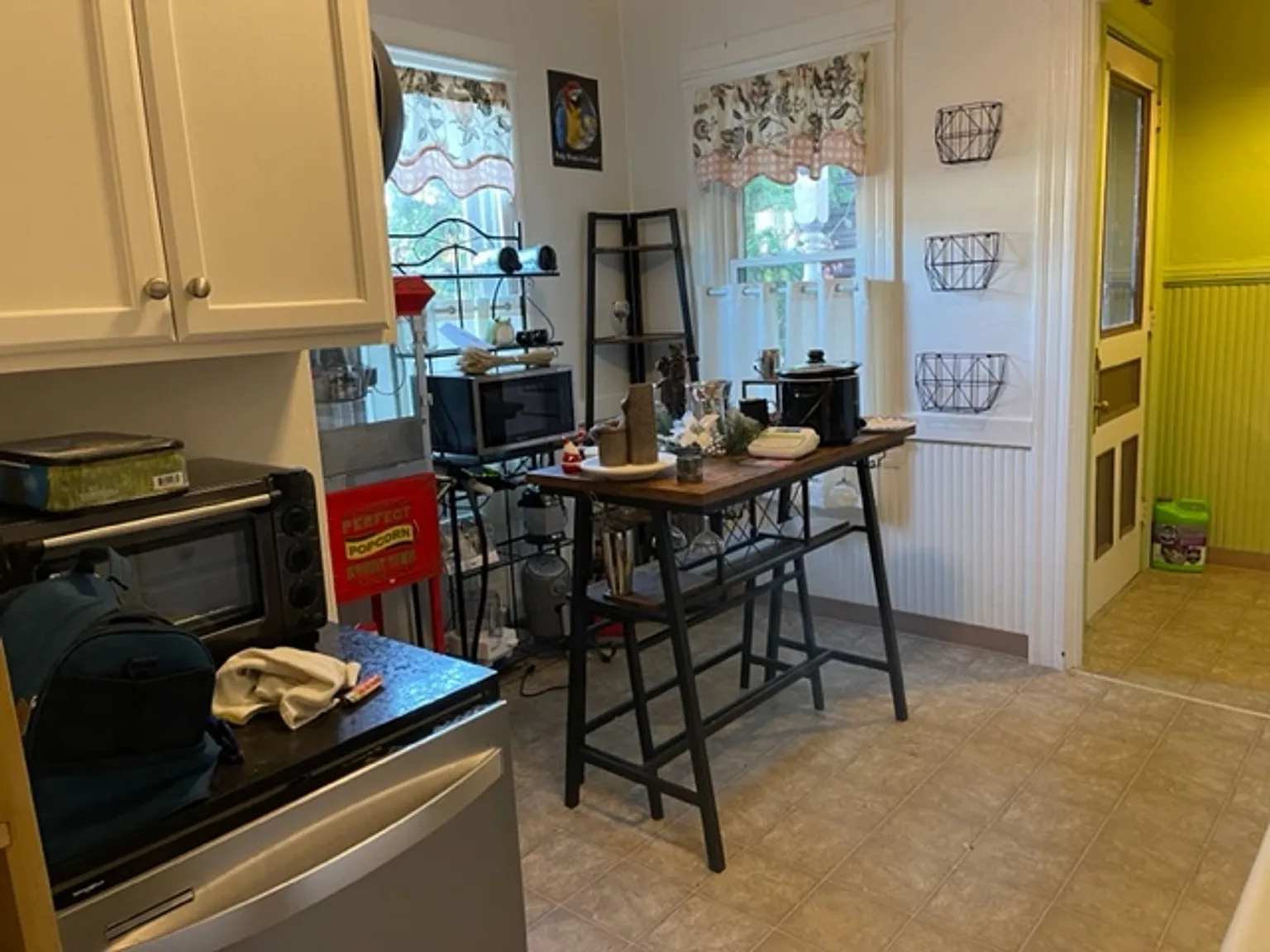 Tickle Realty - NOTA One Bedroon - On site laundry, One Parking Spot — Photo 4