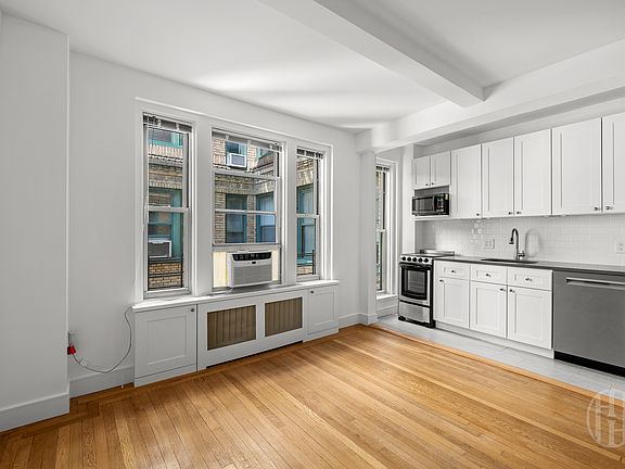 4th image of 325 W 45th St APT 807