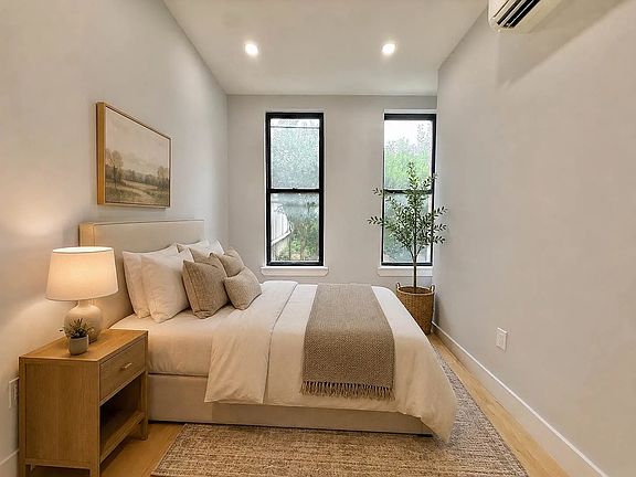 4th image of 1118 Willoughby Ave APT 1R