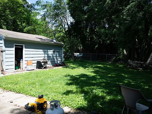 4th image of 210 E Miller Ave