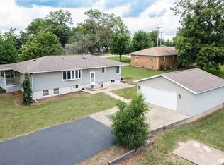 200 N Sunset Dr, Manito, IL 61546