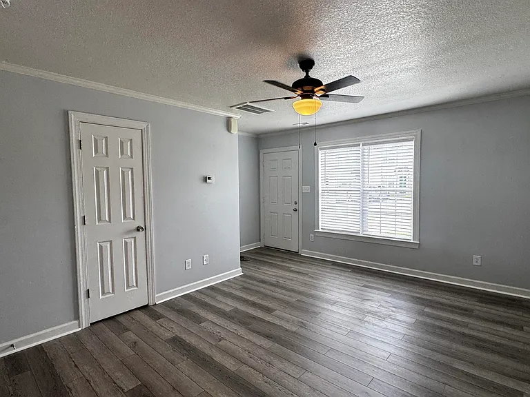 101 Bridgewood Dr — Photo 3