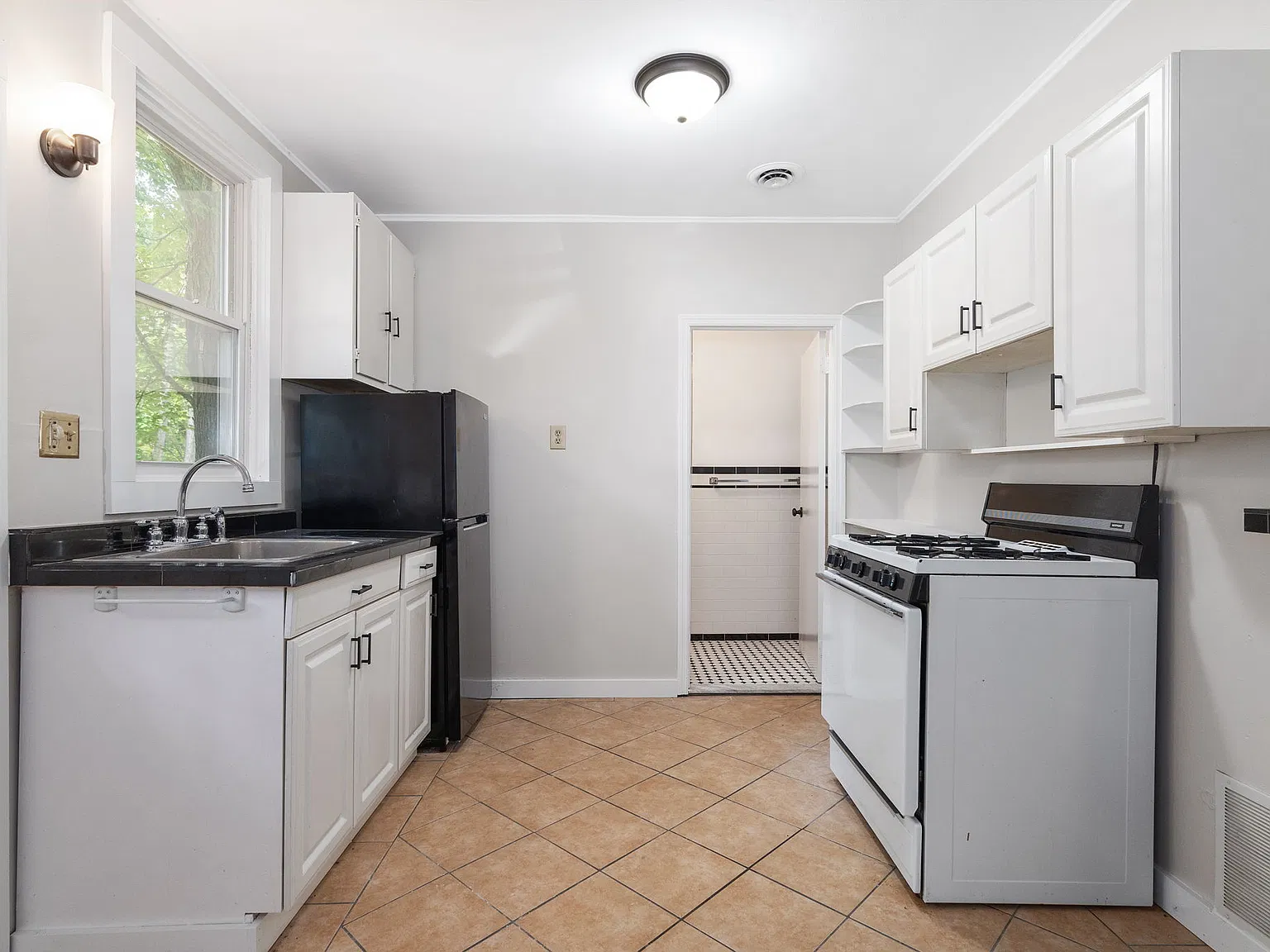 1 bed, 425 sqft, $1,300 — Photo 3