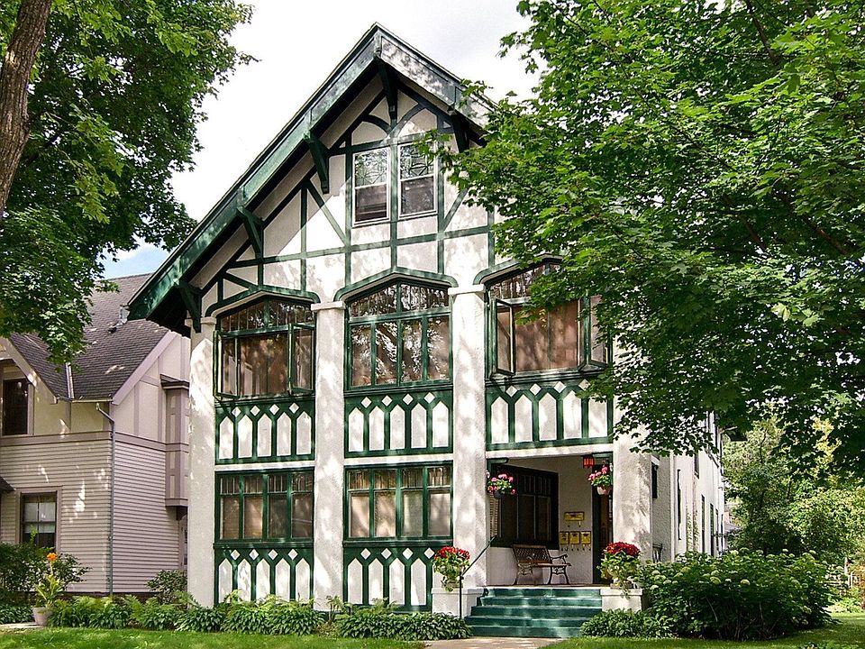 3 level triplex walk to the Lake