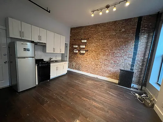 Rented by Delmark Realty LLC | media 14