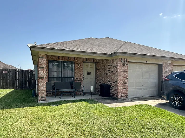 1509 Nicholas Cir — Photo 1