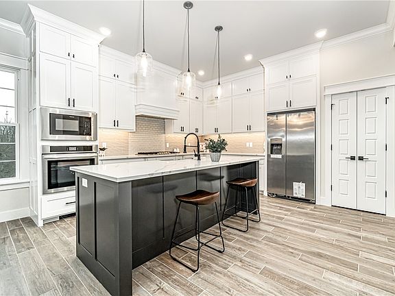 5th image of 2308 NE Steinbeck Dr
