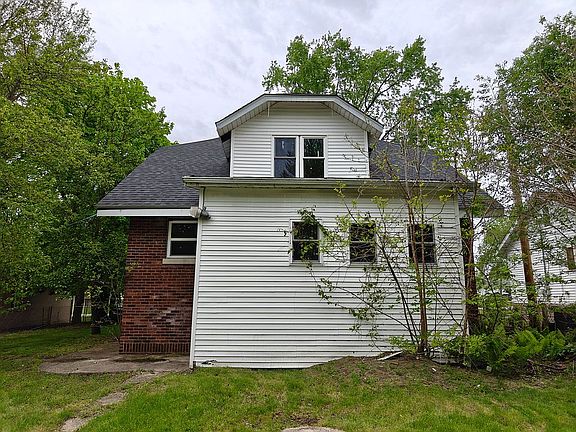 3rd image of 3529 N Lake Park Ave