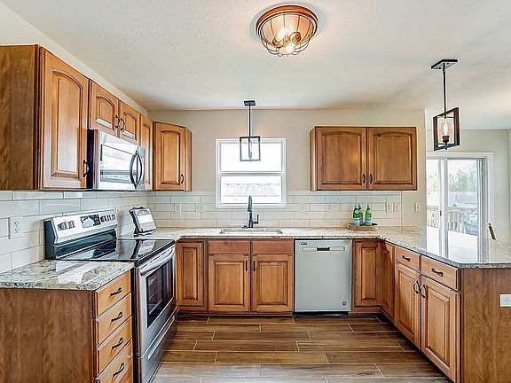 3rd image of 6572 Jennifer Ct