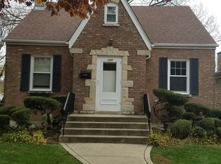 137 Barrypoint Rd, Riverside, IL 60546