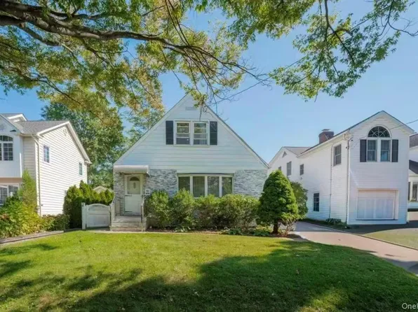 636 S 13th Street, New Hyde Park, NY 11040